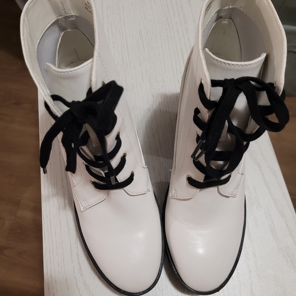 White boots - Picture 2 of 3